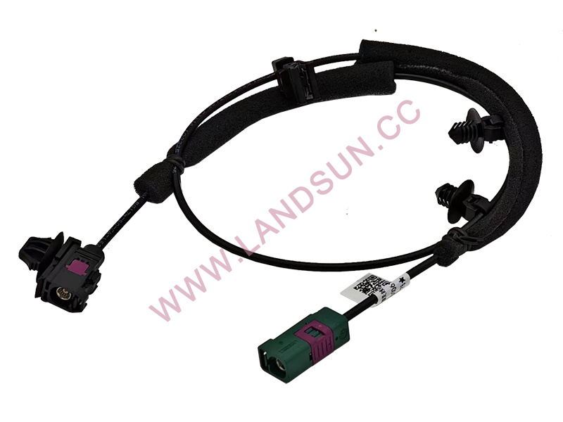 Radio antenna connection line - body section